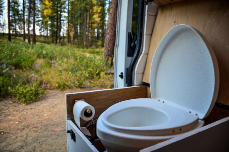 WC seco ecológico en una furgoneta camper 